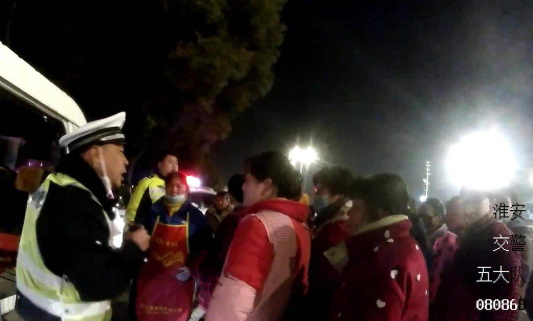 車(chē)輛超員11人，而且全都是園林綠化工人:園林綠化
